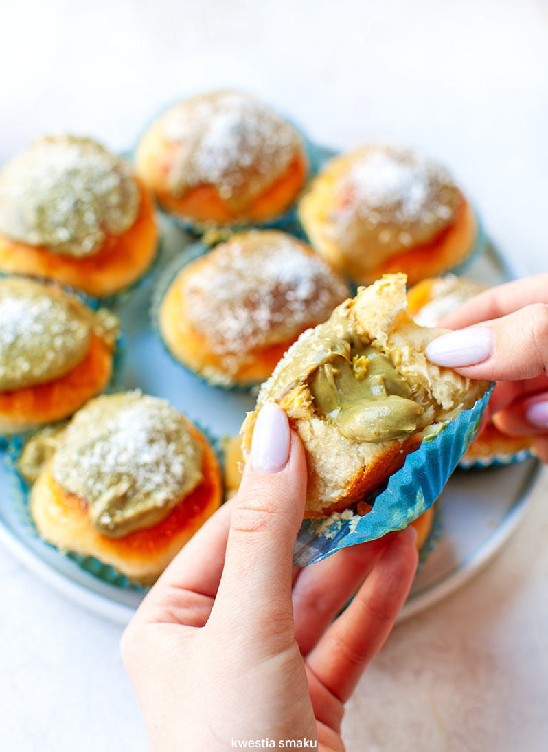 Pieczone pączki z kremem pistacjowym