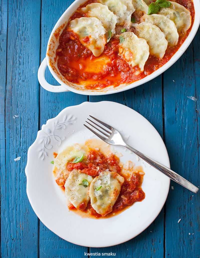 Pierogi ze szpinakiem zapiekane w sosie pomidorowym Kwestia Smaku