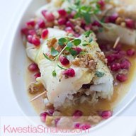 Halibut z orzechami i granatem.