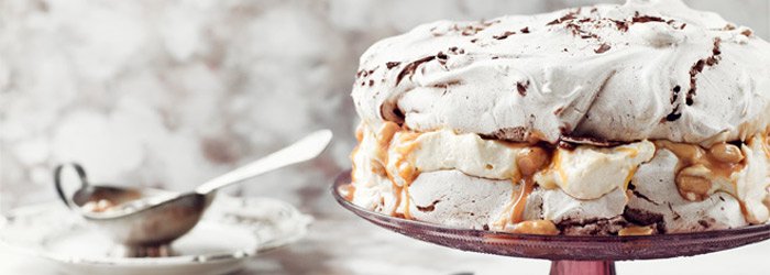 Dekadencki Tort Bezowy - Pavlova Czekoladowa | Blog | Kwestia Smaku